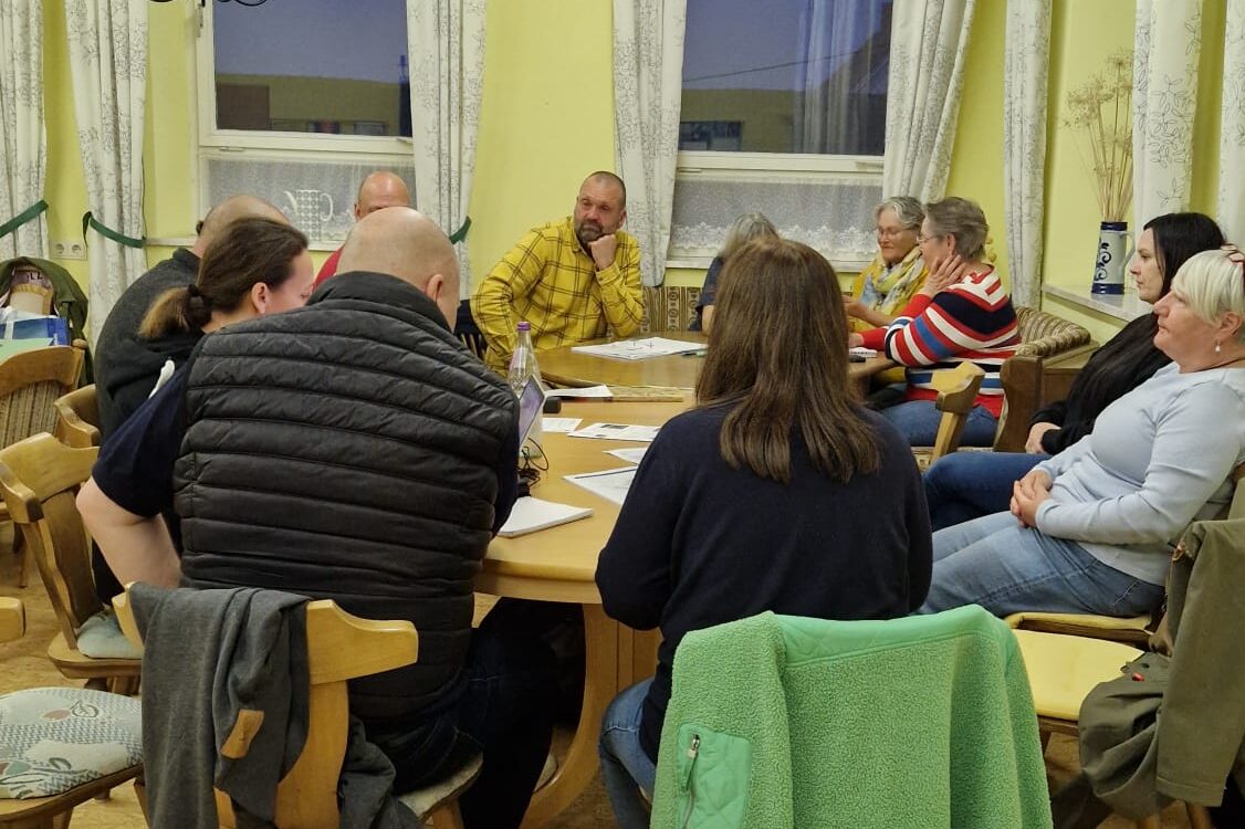 Bunter Tisch am 10. April 2025